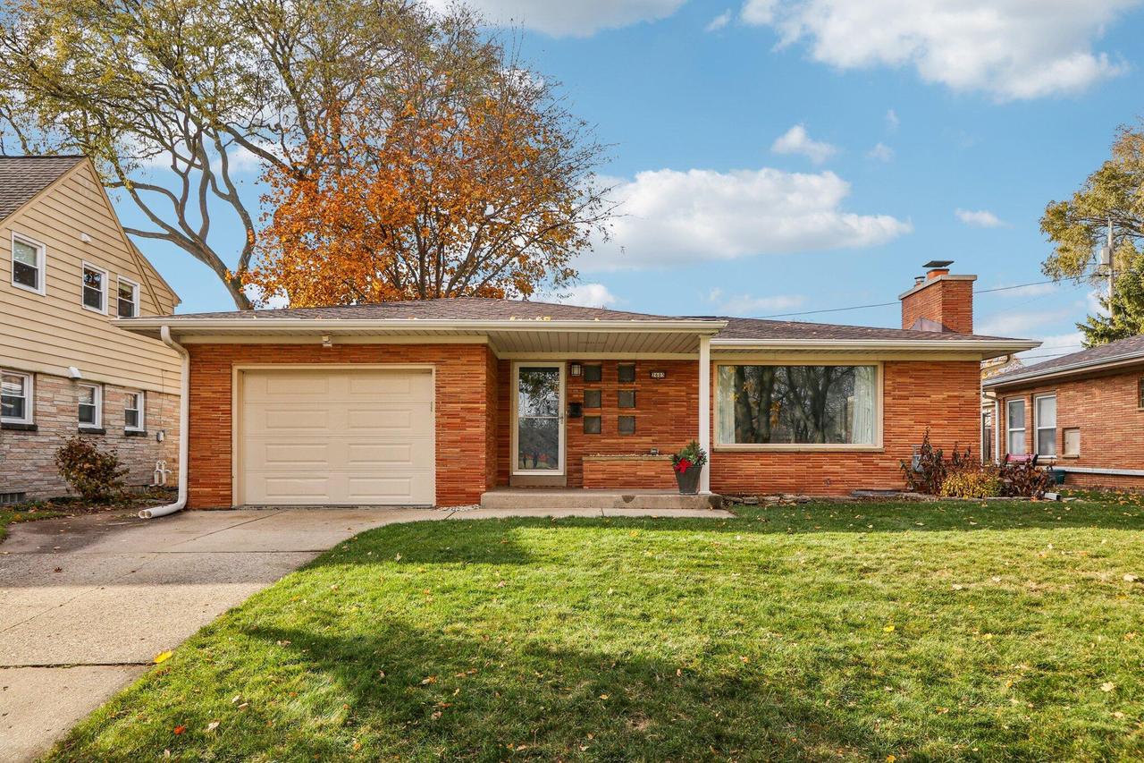 2605 S 82nd St, West Allis, WI 53219