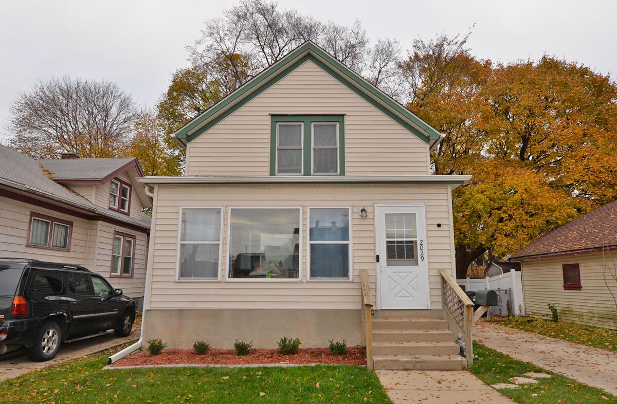 2029 Summit Ave, Racine, WI 53404