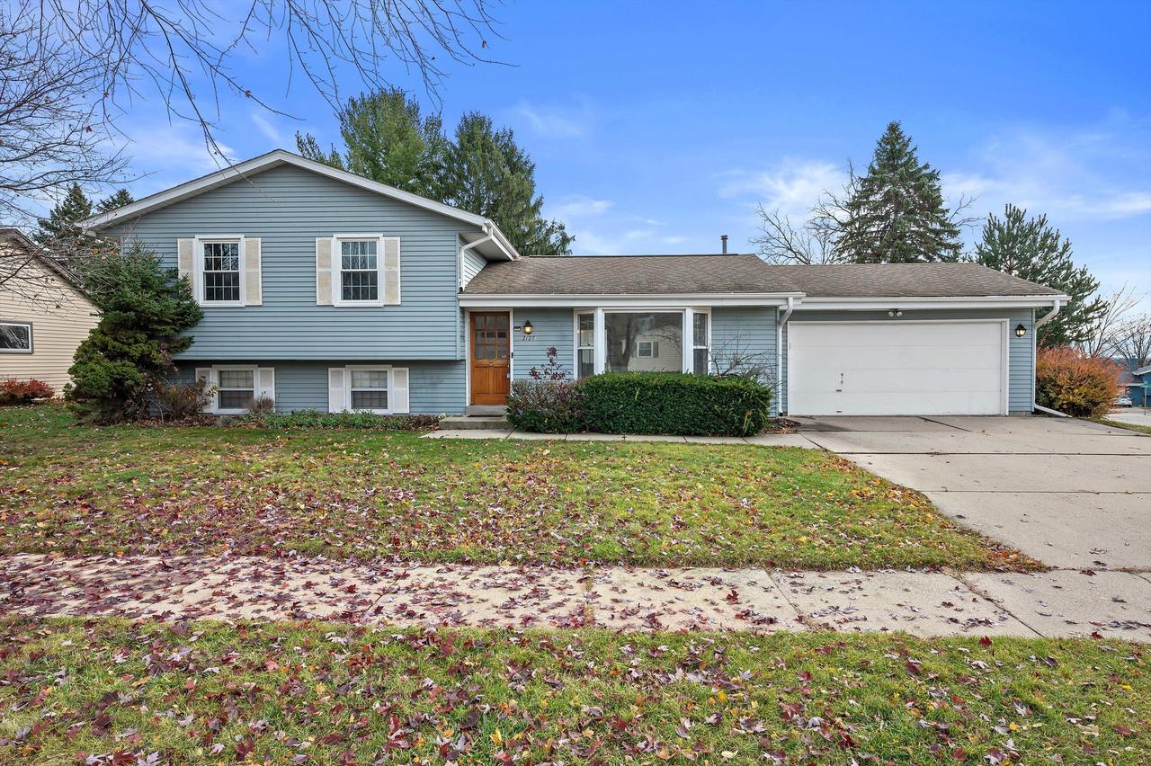 2127 Bonnie Ln, Waukesha, WI 53188