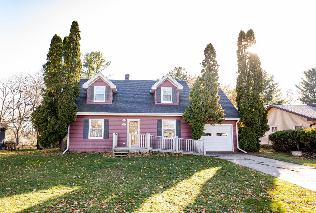 N55W37033 Harvard St, Oconomowoc, WI 53066