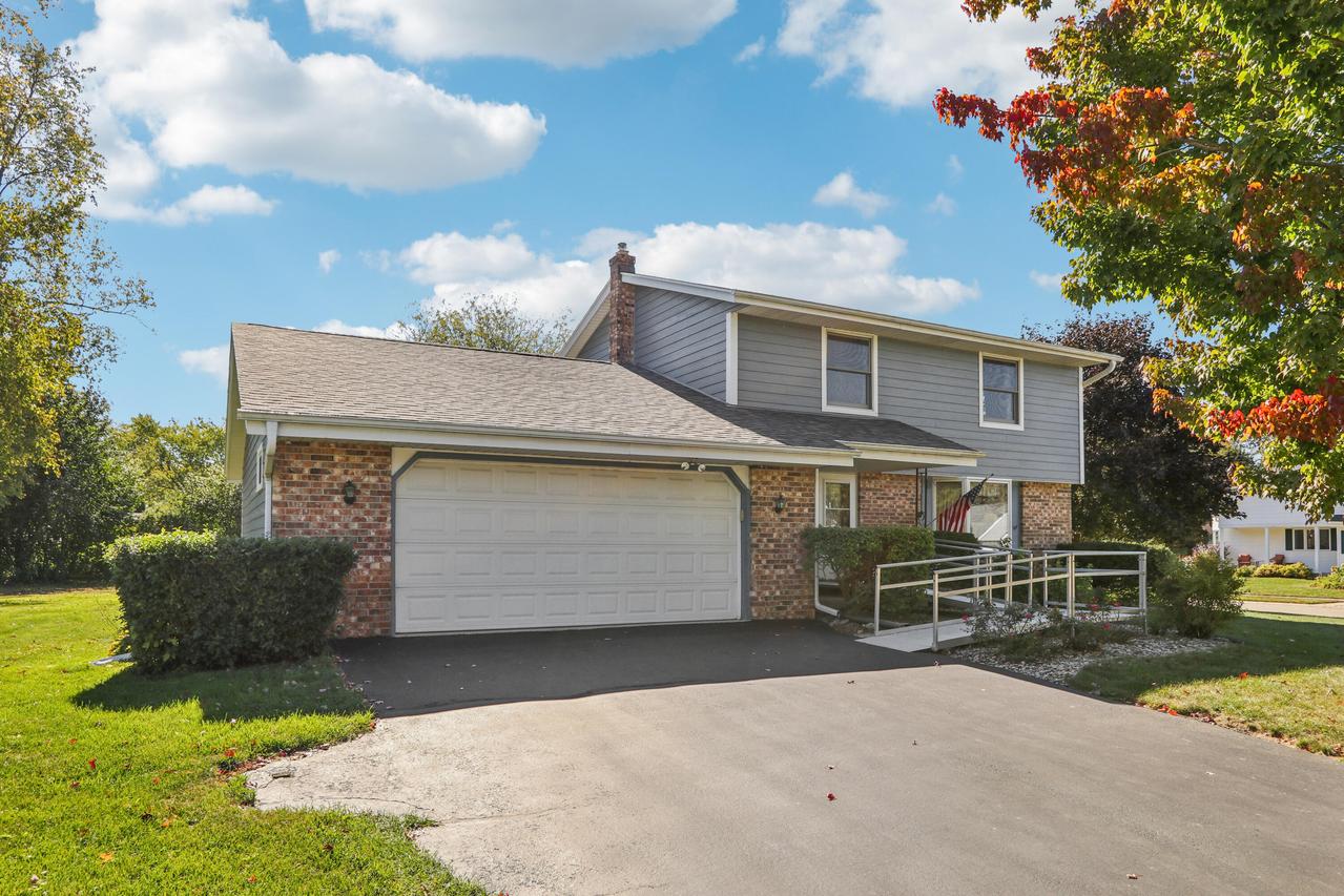 679 Lake Bluff, Oconomowoc, WI 53066