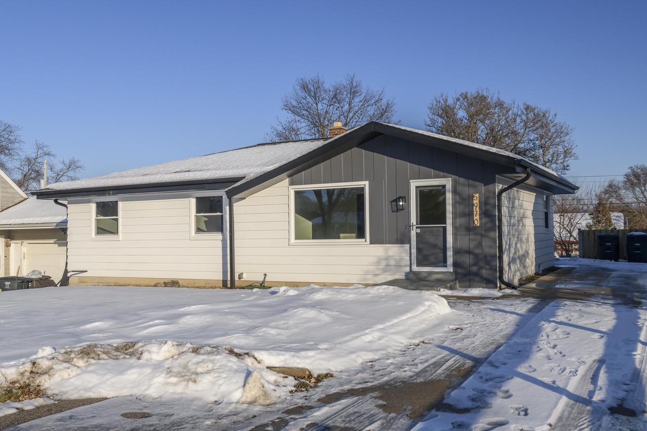 5970 S 34th St, Greenfield, WI 53221
