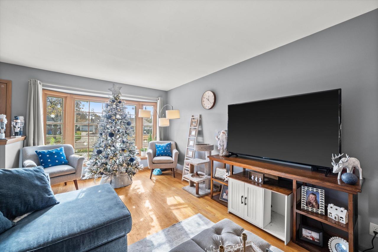 7738 W Eden Pl, Milwaukee, WI 53220