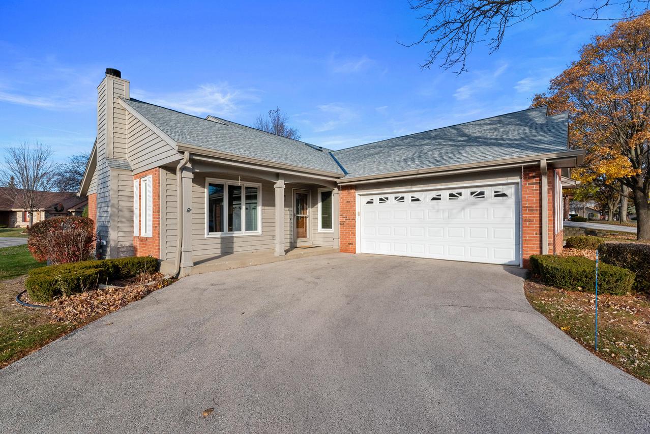 5405 Somerset Ln, Greenfield, WI 53221