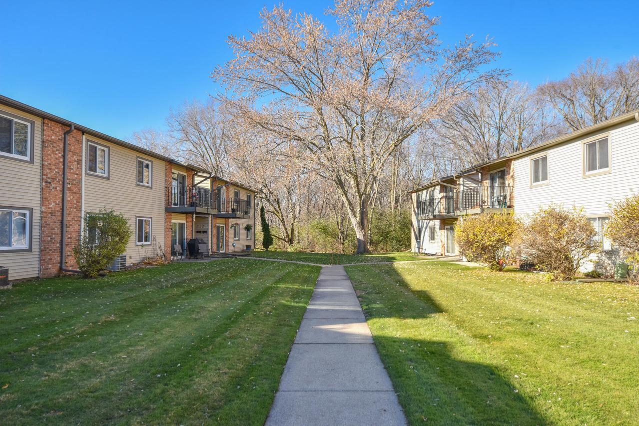 W170N11583 Armada Dr ##16, Germantown, WI 53022