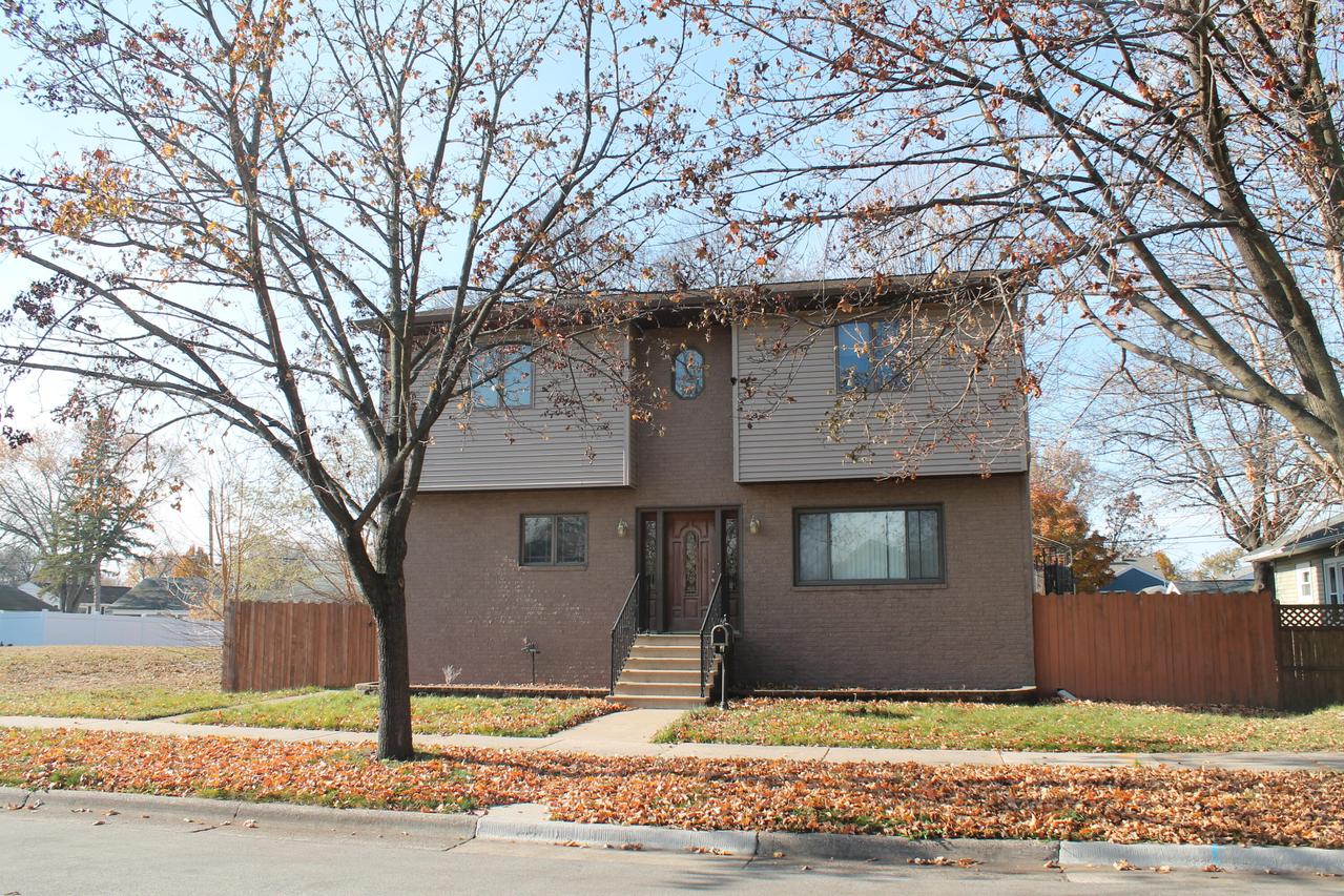 2027 Charles St, La Crosse, WI 54603