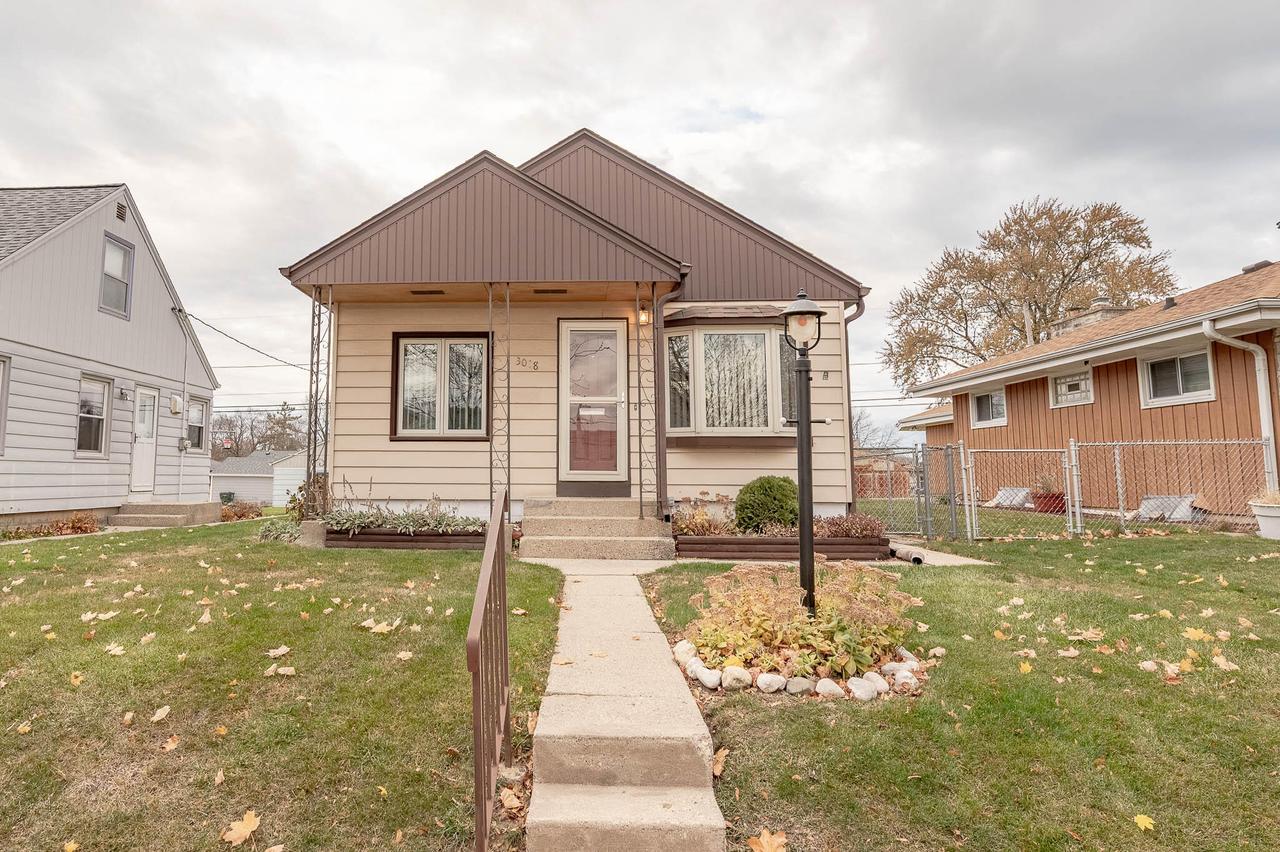 3018 E Cudahy Ave, Saint Francis, WI 53235