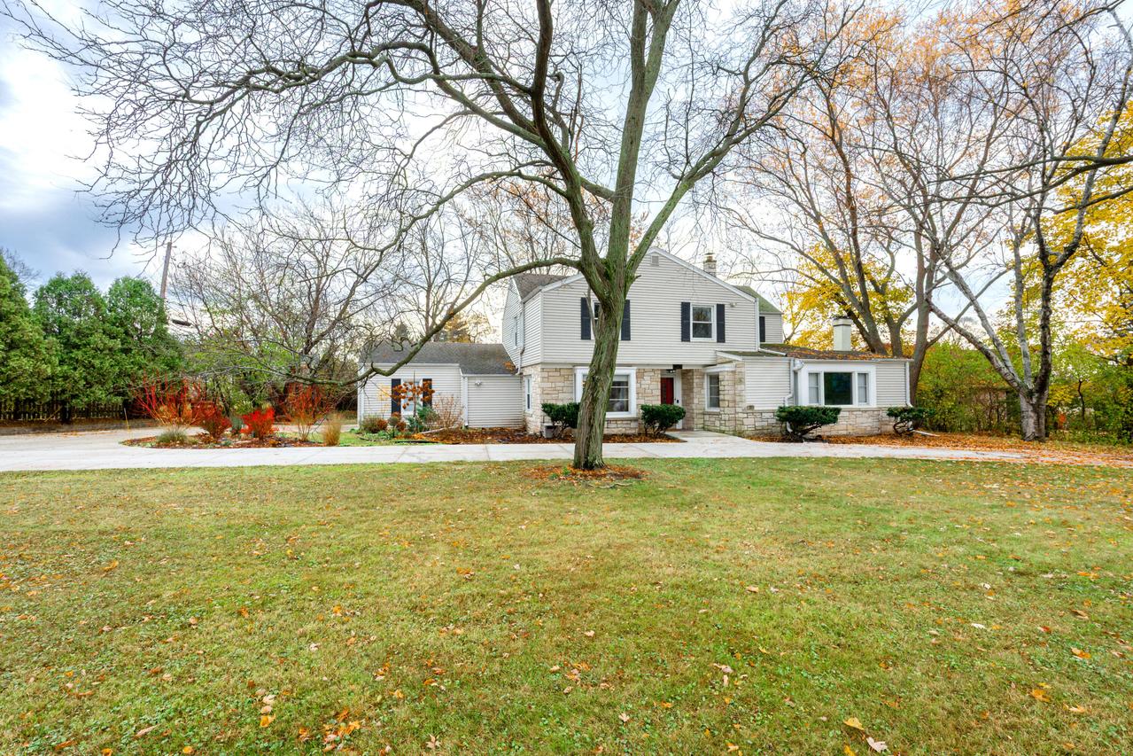 101 E Clovernook Ln, Glendale, WI 53217