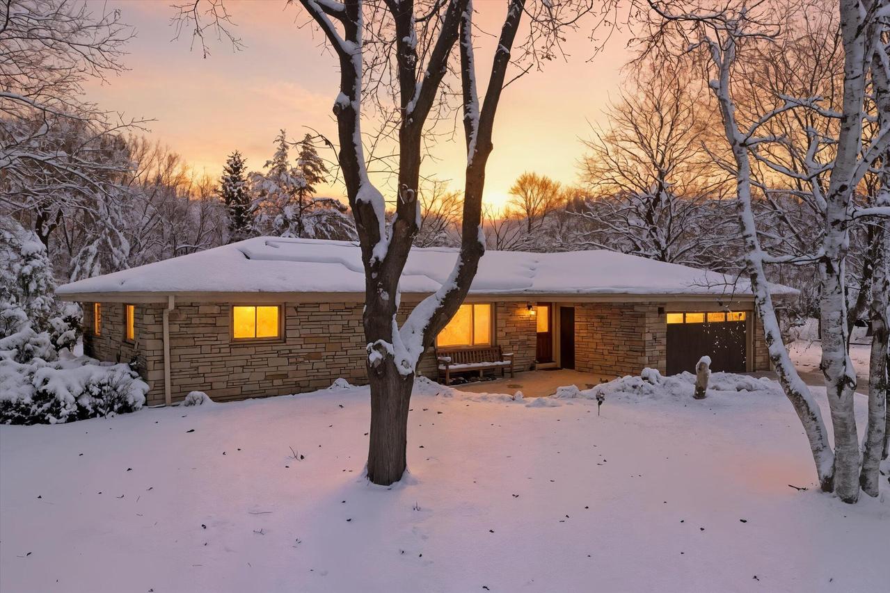 1420 W Larkspur Ln, River Hills, WI 53217