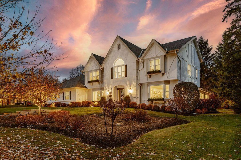 2490 Buckingham Pl, Brookfield, WI 53045