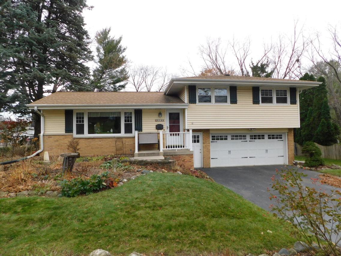 618 Lee Ct, Waukesha, WI 53186