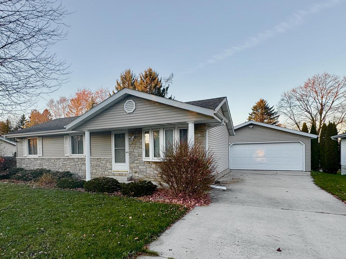1420 W Sunset Ridge, West Bend, WI 53090