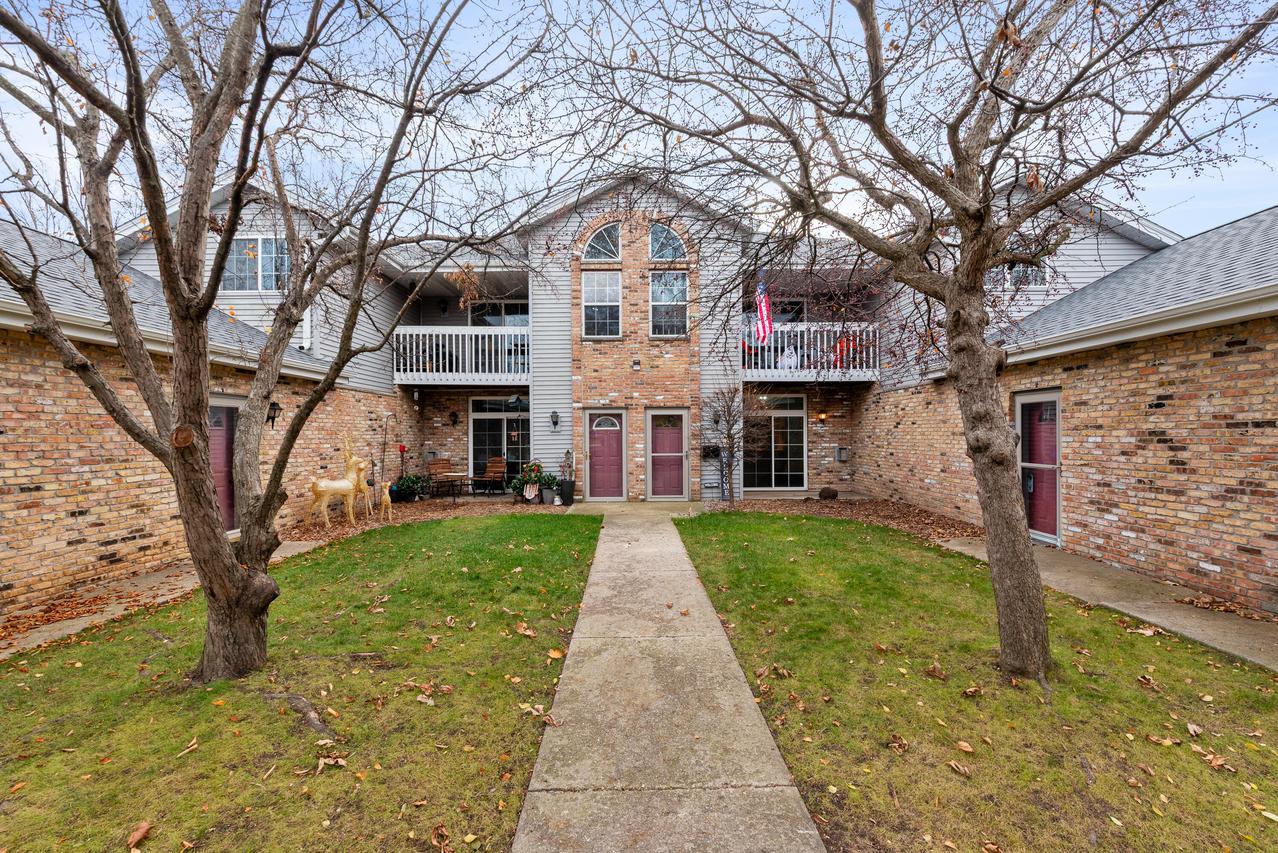 180 W Oak Leaf Dr, Oak Creek, WI 53154