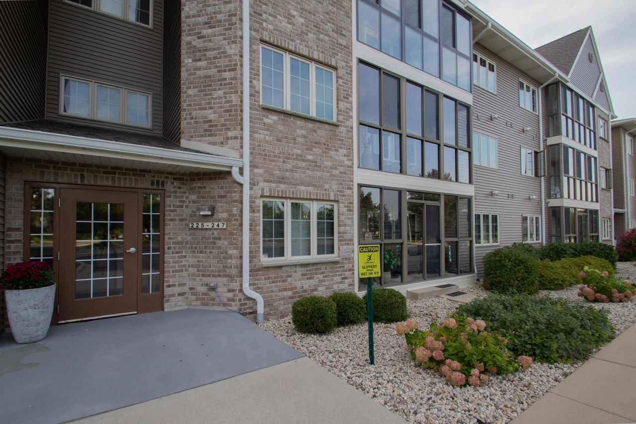 245 Oconomowoc Pkwy, Oconomowoc, WI 53066