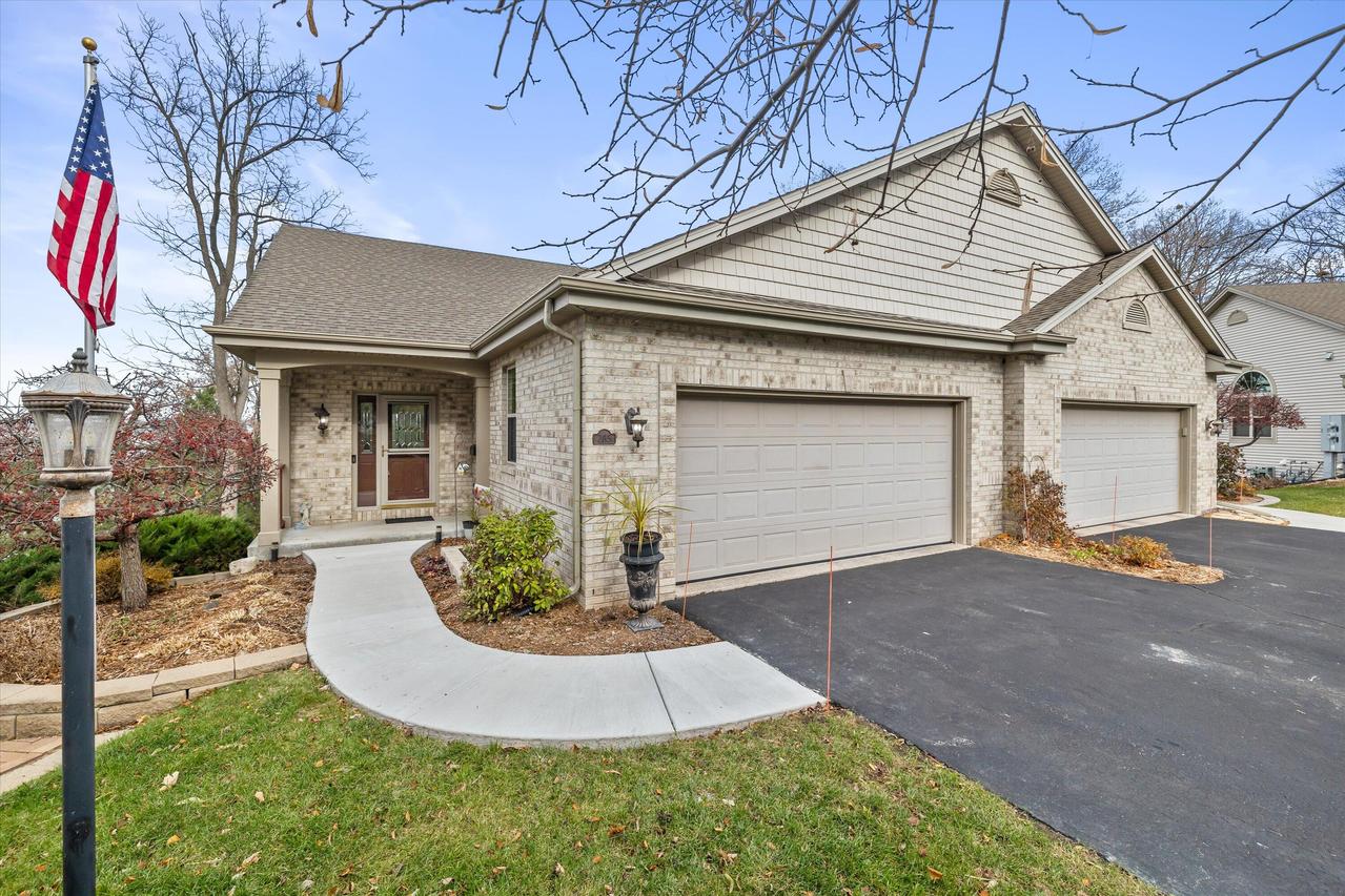 285 Cardinal Ridge, Pewaukee, WI 53072