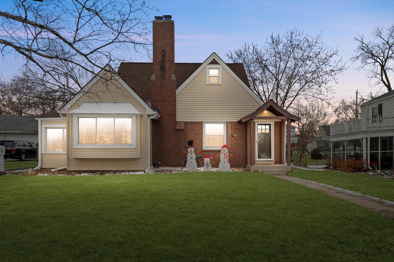 W163N8459 Arthur Ave, Menomonee Falls, WI 53051