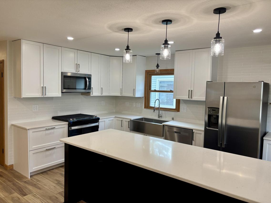 811 Meadowbrook Dr, West Bend, WI 53090