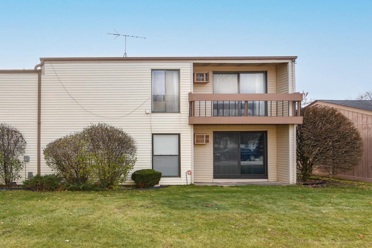 1876 Haymarket Rd #8, Waukesha, WI 53189