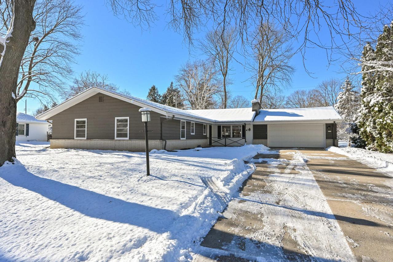 7711 N Van Dyke Rd, Fox Point, WI 53217