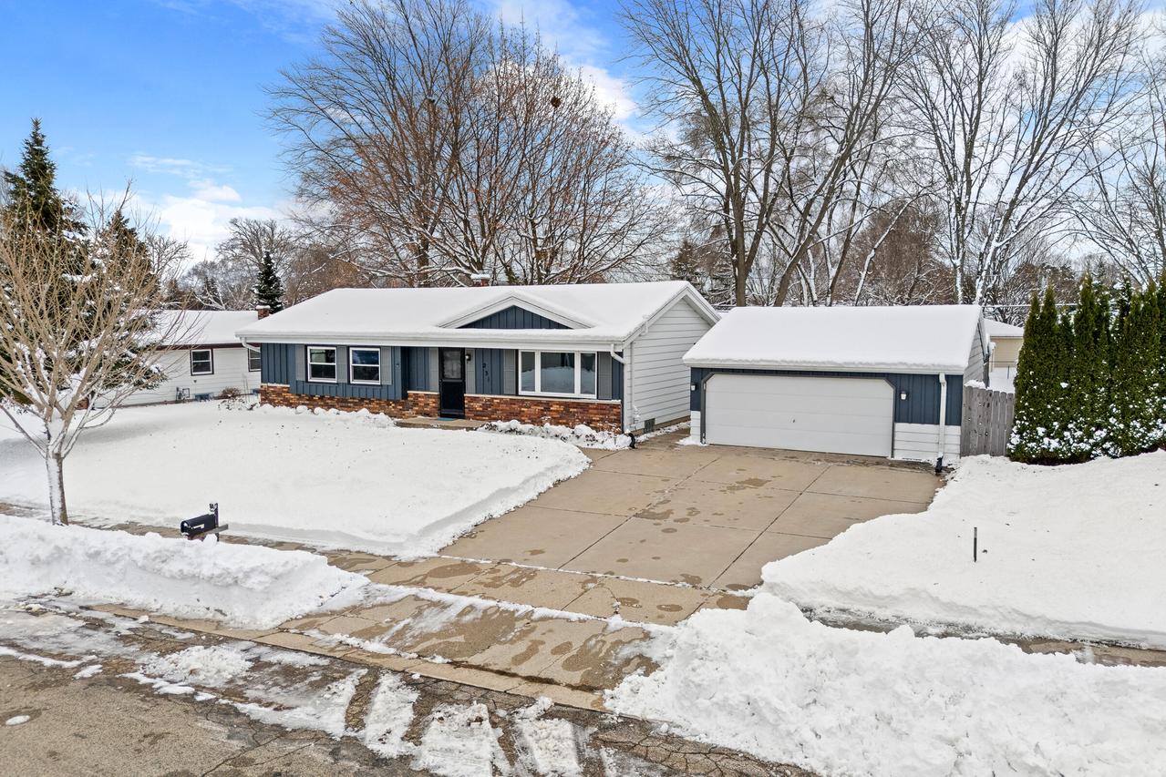 231 W Juniper Dr, Grafton, WI 53024
