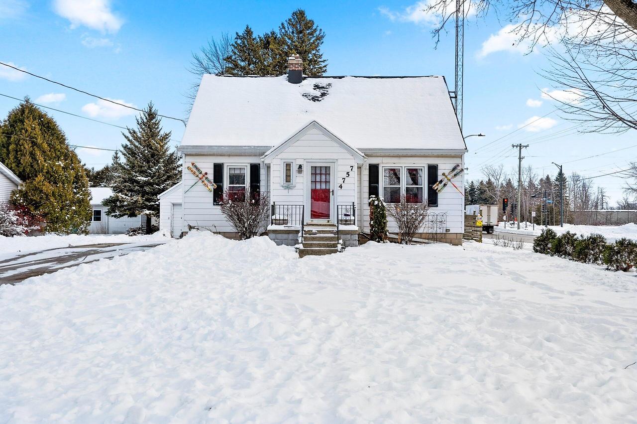 4757 Vista Rd, Manitowoc, WI 54220