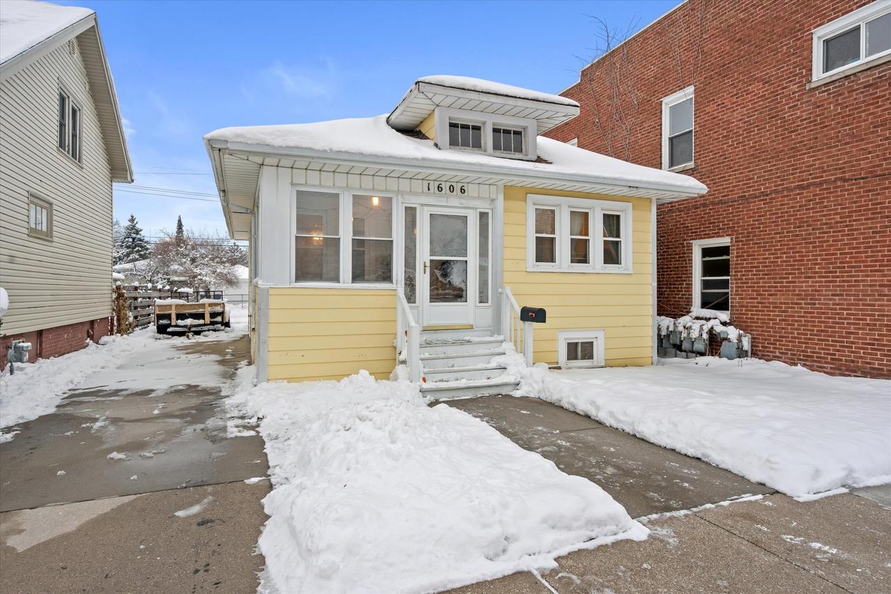 1606 Grove Ave, Racine, WI 53405