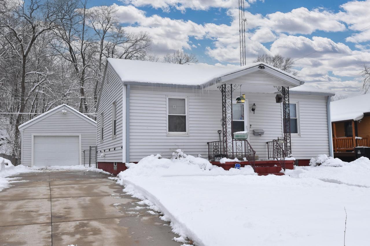 2843 Eisenhower Dr, Racine, WI 53405