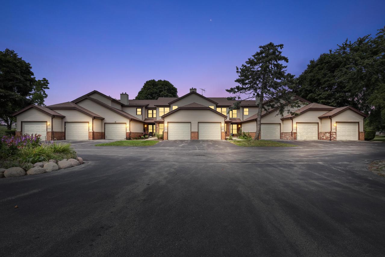 8127 S Legend Dr #D, Franklin, WI 53132