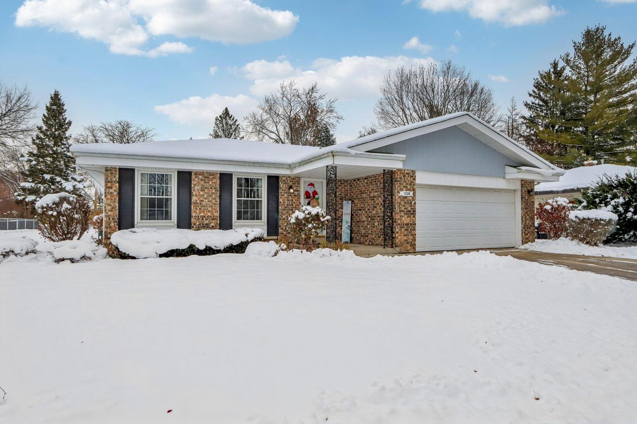 1120 Hemlock Ln, Waukesha, WI 53189