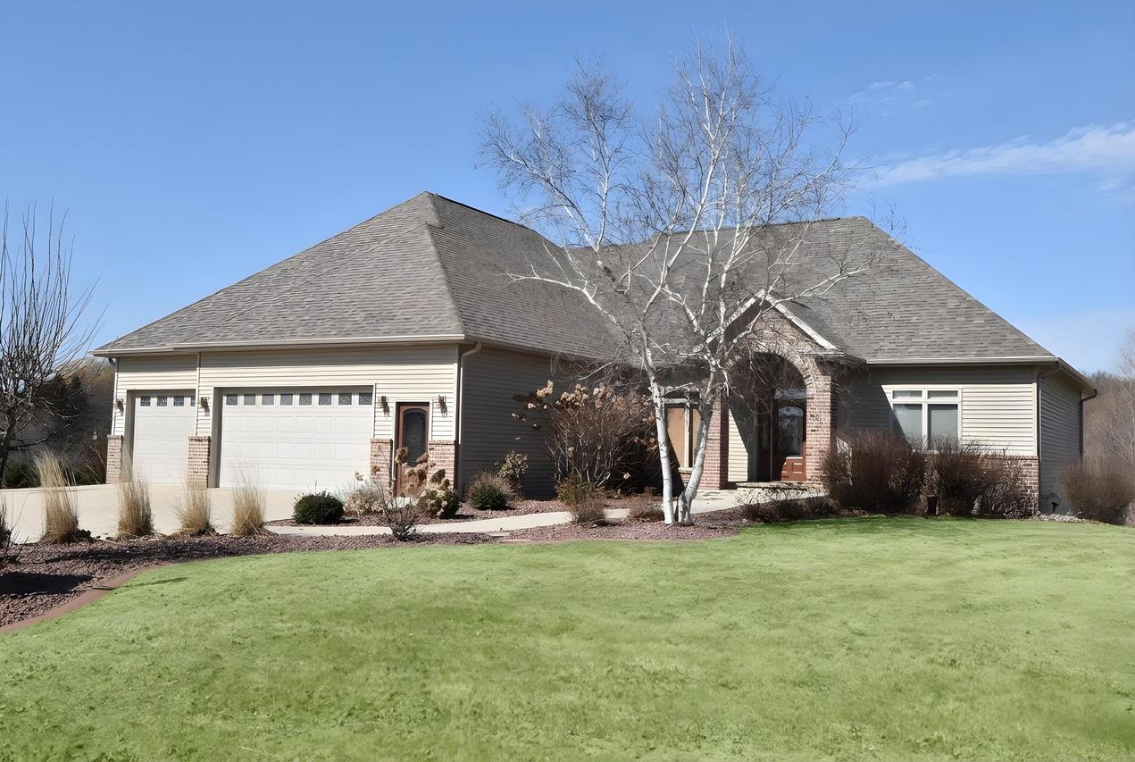 N6393 Tradewinds Cir, Beaver Dam, WI 53916
