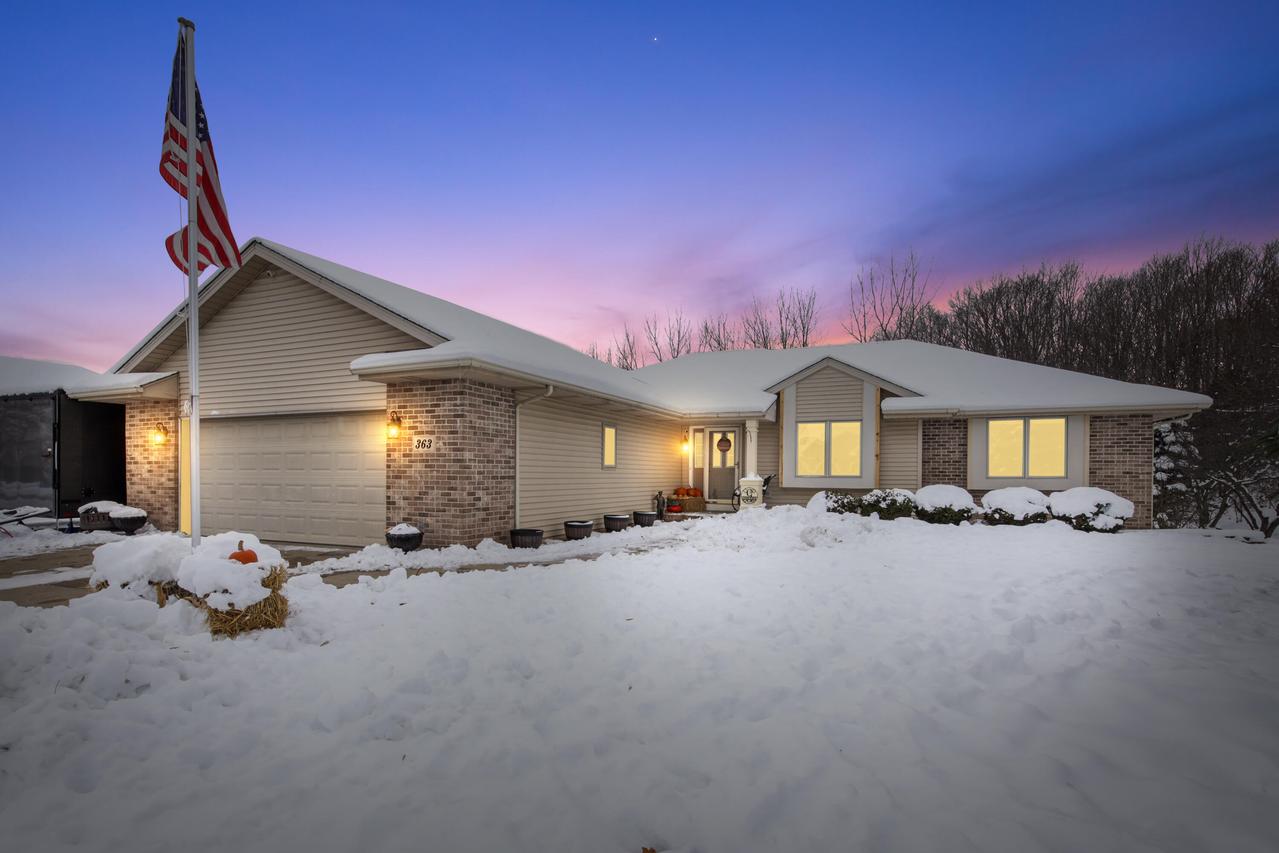 363 Hickory Dr, Fredonia, WI 53021
