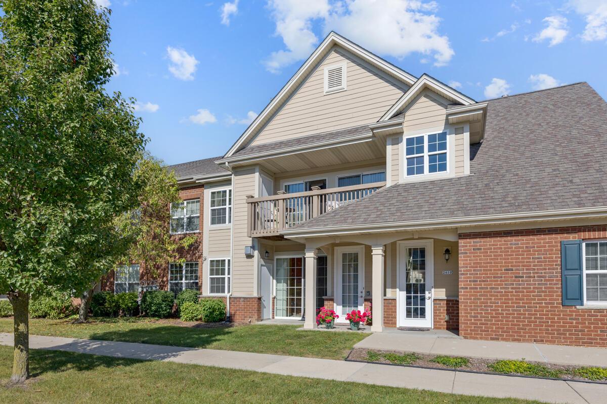 2620 W Colonial Woods Dr, Oak Creek, WI 53154