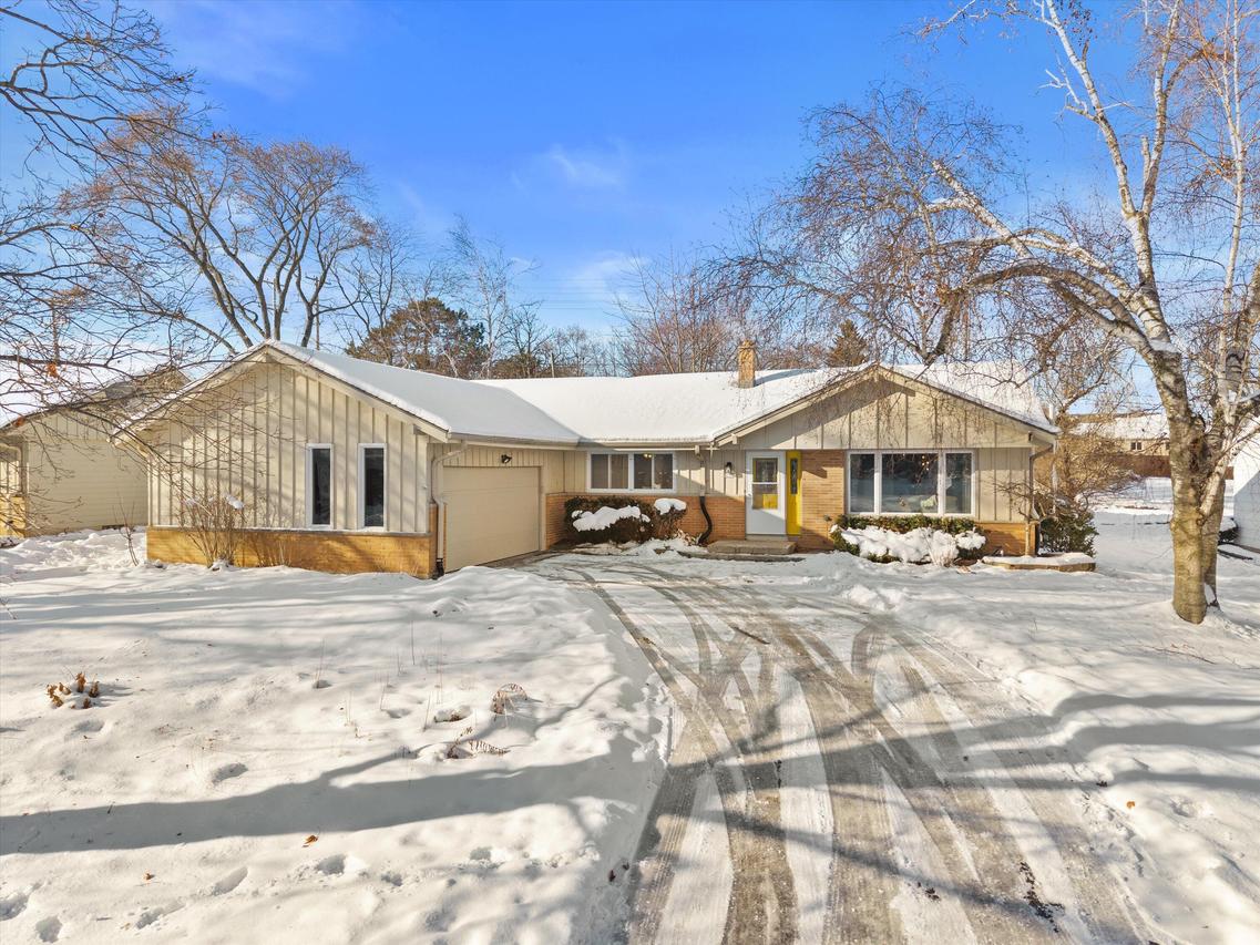 8155 N Mohawk Rd, Fox Point, WI 53217