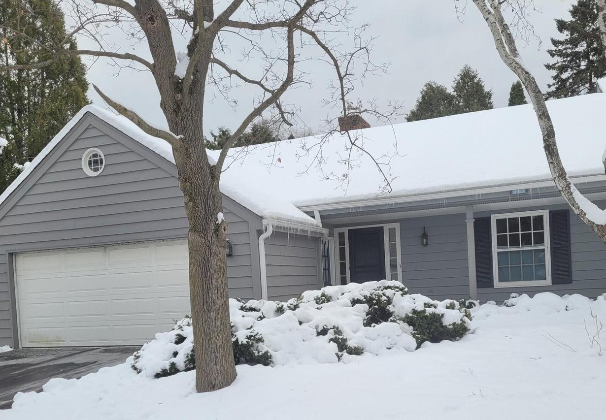 1027 W Shaker, Mequon, WI 53092