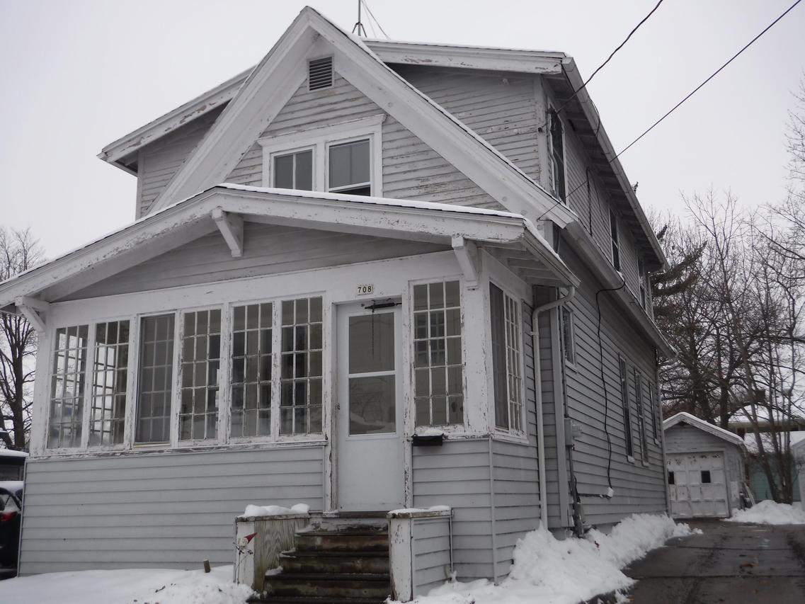 708 N 10th St, Manitowoc, WI 54220