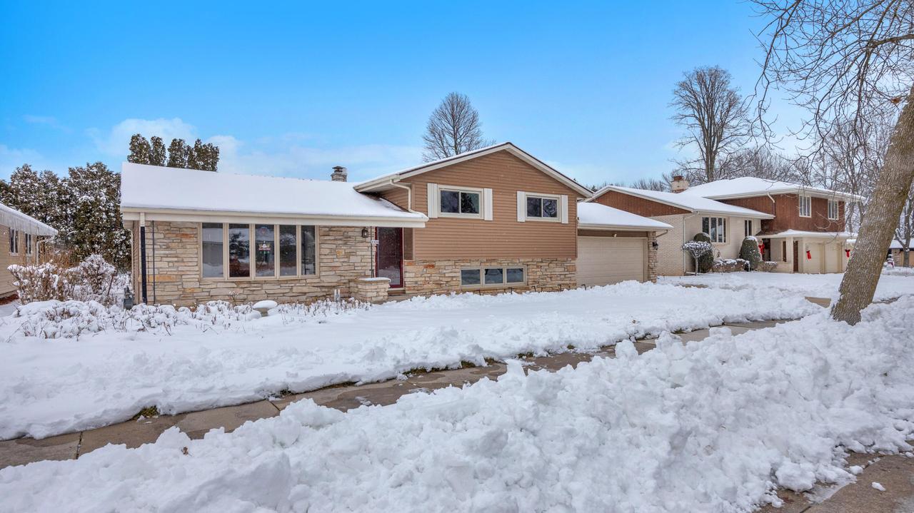 2324 Silver Leaf Ln, Sheboygan, WI 53083