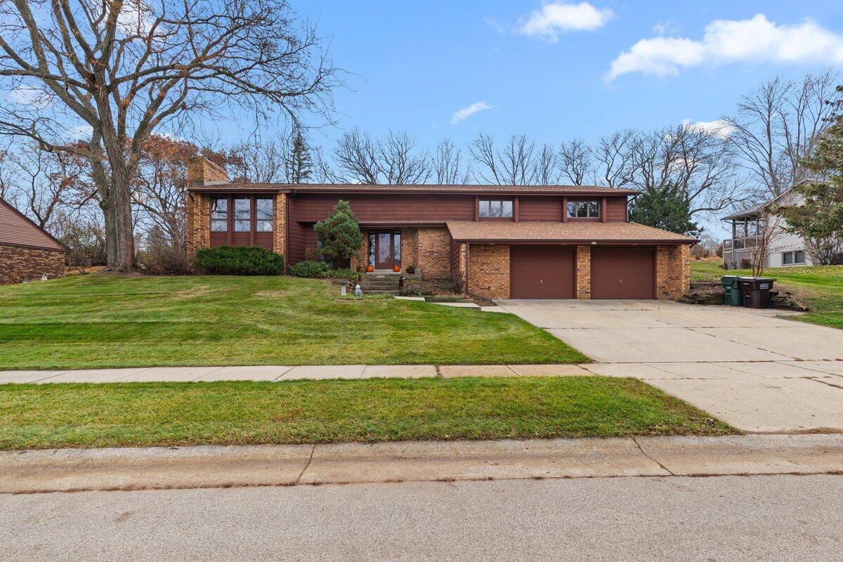 727 Browning Cir, Oconomowoc, WI 53066