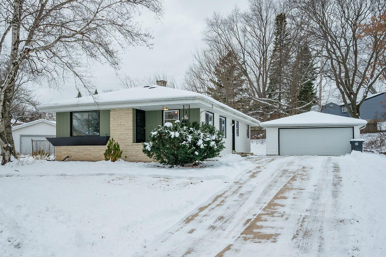 N84W18113 Imperial Ct, Menomonee Falls, WI 53051