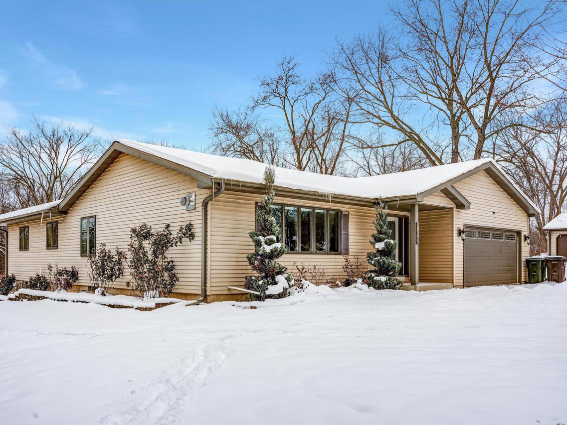 1525 S Calhoun Rd, New Berlin, WI 53151