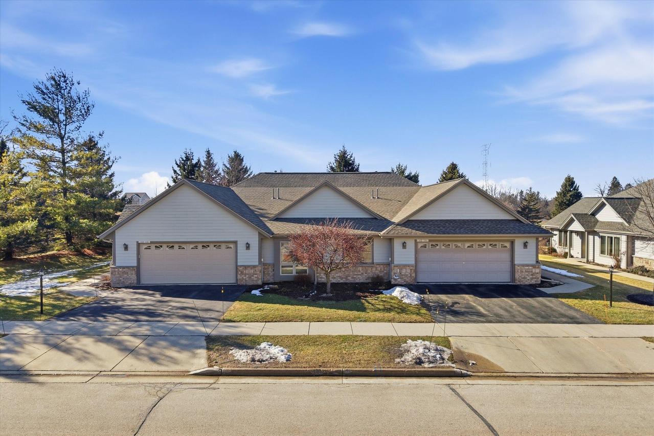 N160W18903 Oakland Dr, Jackson, WI 53037