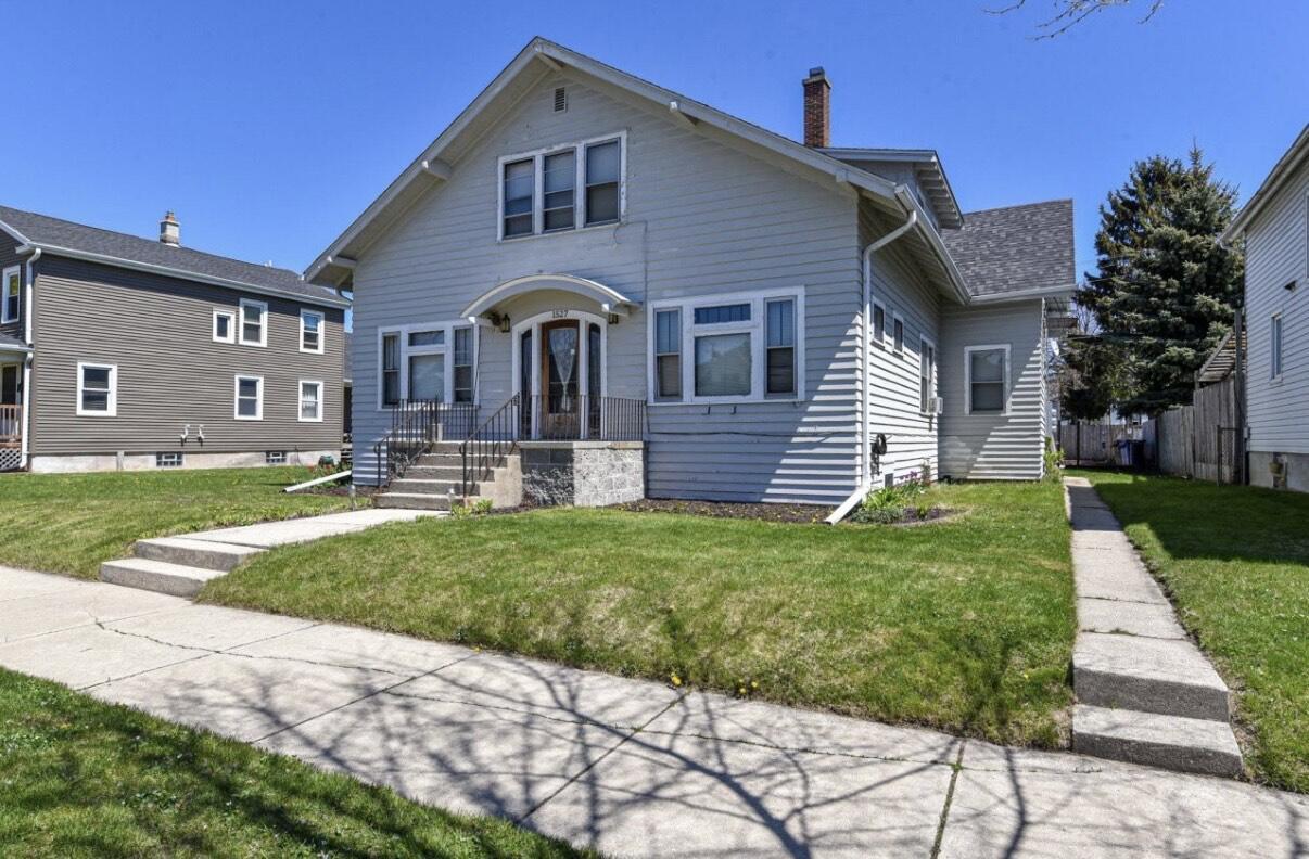 1527 Hayes Ave, Racine, WI 53405