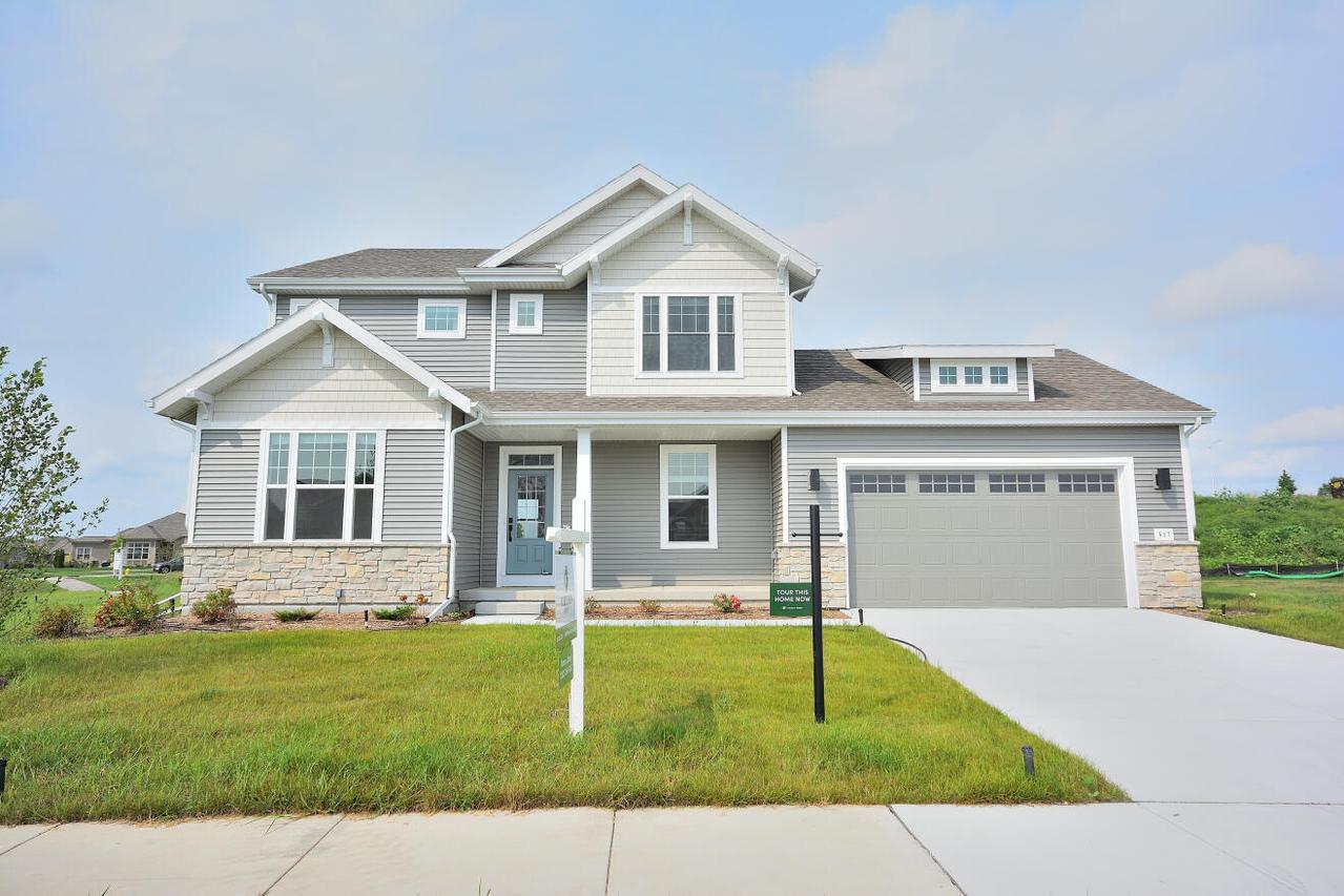 637 Standing Stone Dr, Waukesha, WI 53189