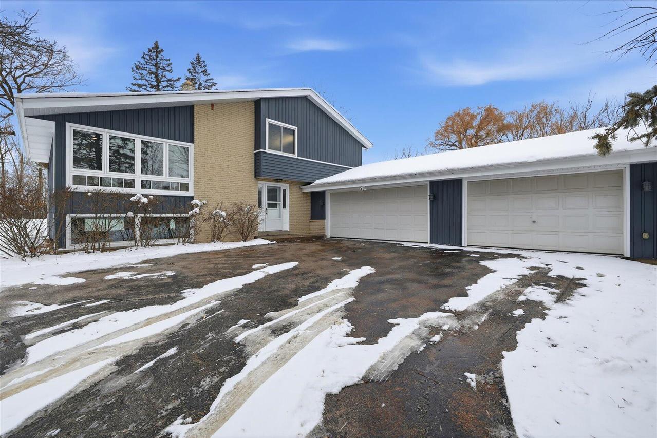 W127N12223 Knollwood Dr, Germantown, WI 53022