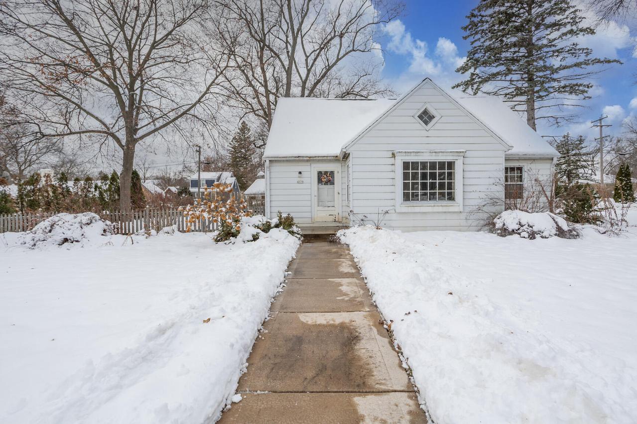 4579 N 105th St, Wauwatosa, WI 53225
