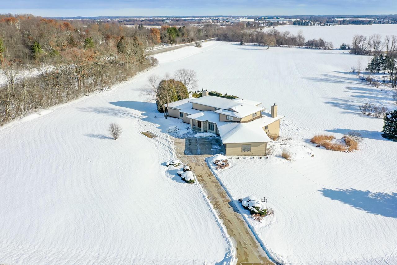 2100 N Oakwoods Ct, Summit, WI 53066