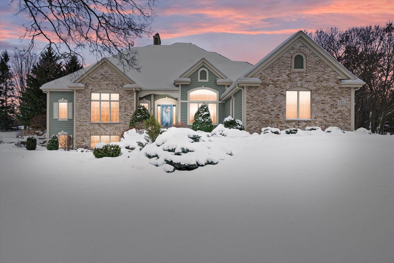 W261N2830 Woodburne Ct, Pewaukee, WI 53072
