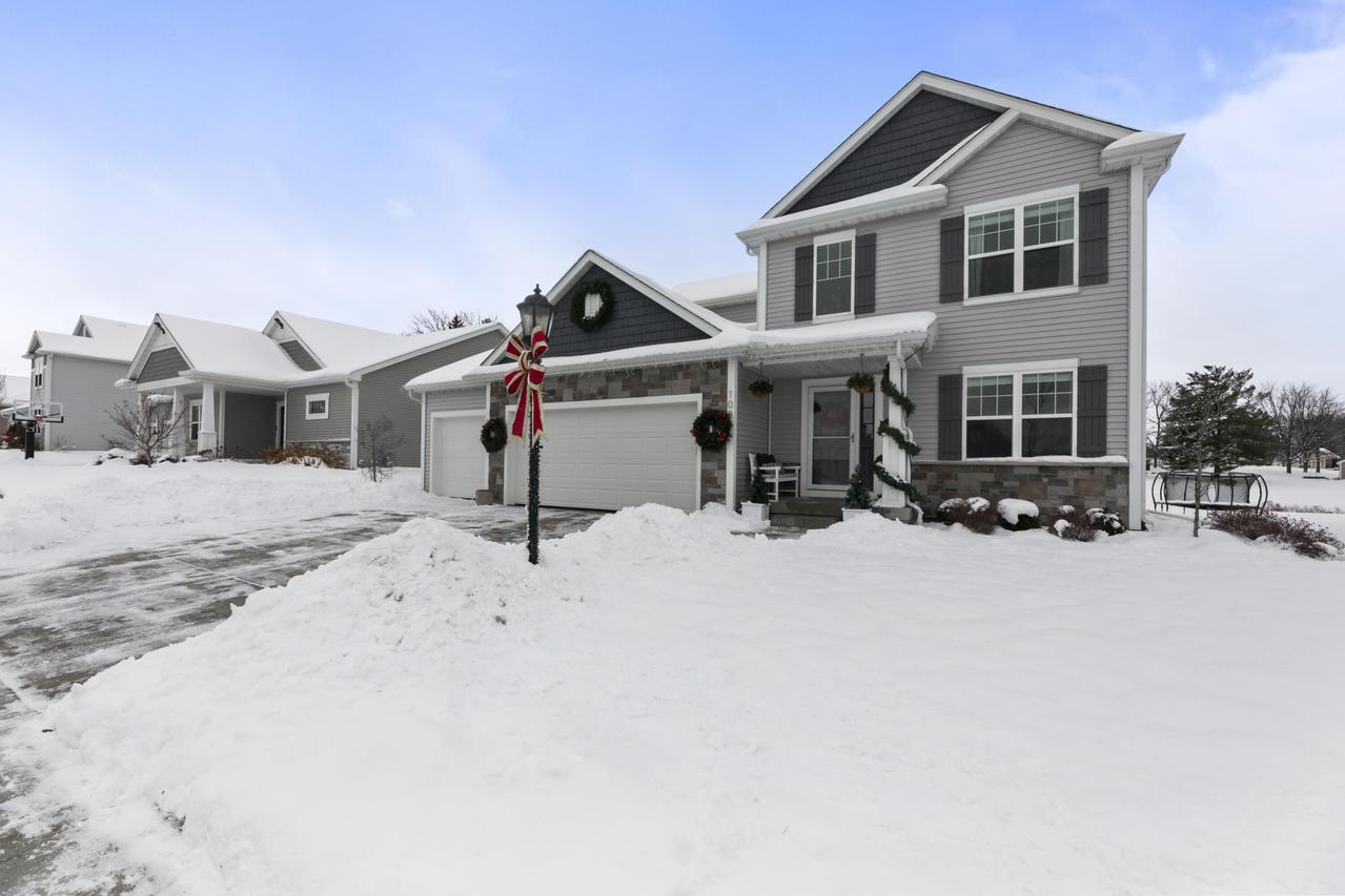 1084 Spruce Ct, Oconomowoc, WI 53066