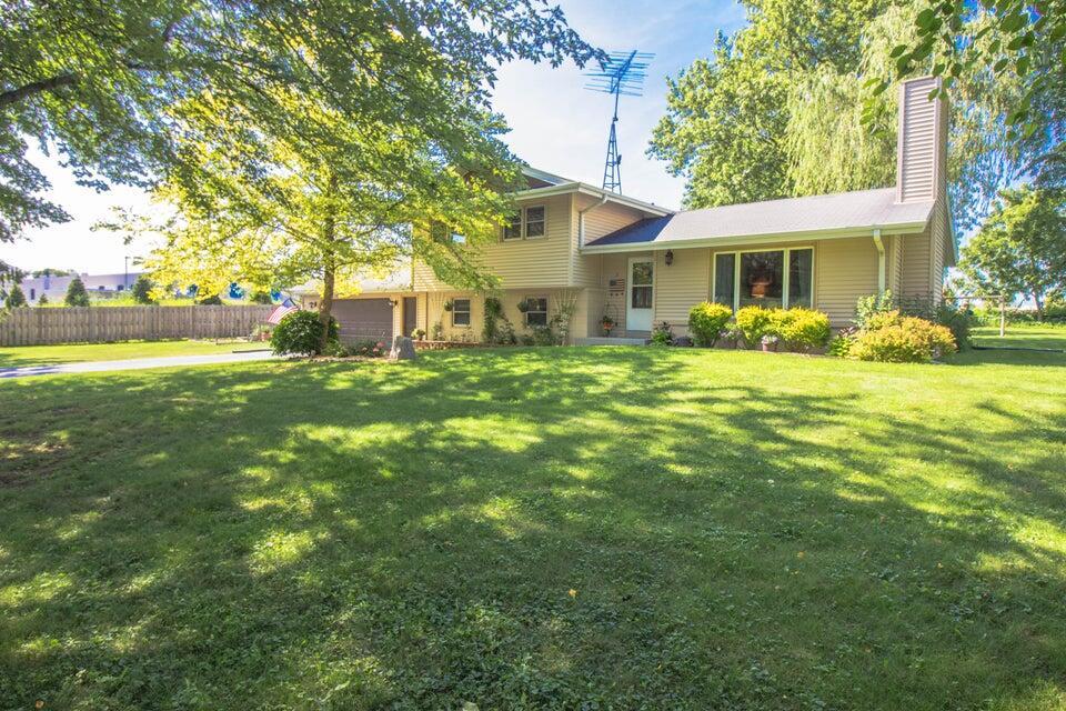 N85W12940 Renee Dr, Menomonee Falls, WI 53051