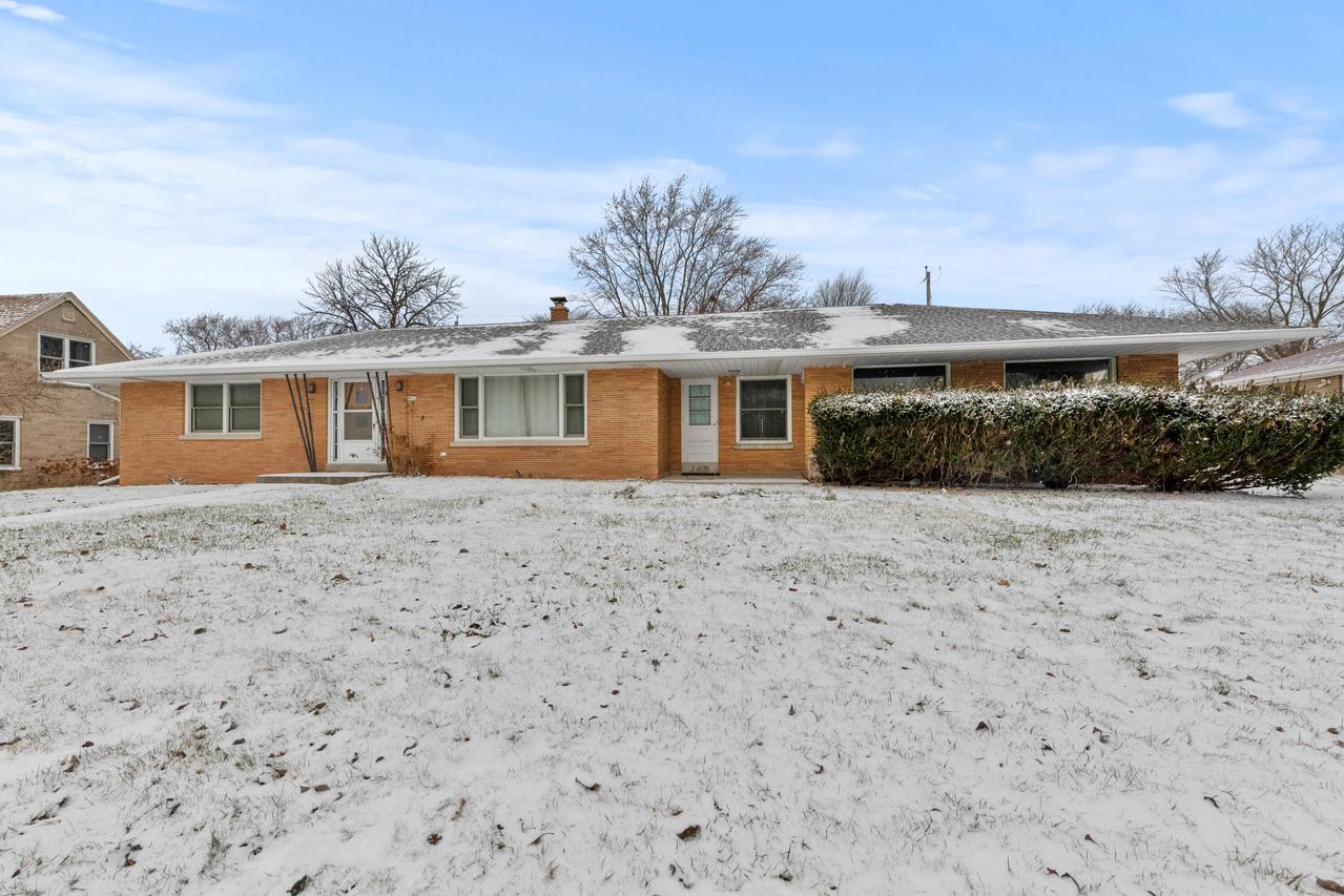 1922 W Mill Rd, Glendale, WI 53209