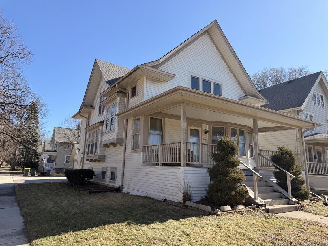 527 N Hartwell Ave, Waukesha, WI 53186